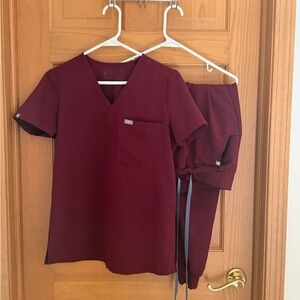 FIGS Scrub Set (Catarina Top/Zamora Jogger) in Burgundy - XS